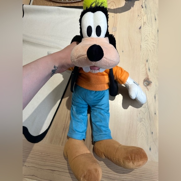 Like new -Disney Parks Goofy Plush Toy 20" Walt Disney Stuffed Animal - Picture 2 of 5